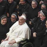 Papst Franziskus posiert mit einer Gruppe von Nonnen am Ende seiner wöchentlichen Generalaudienz