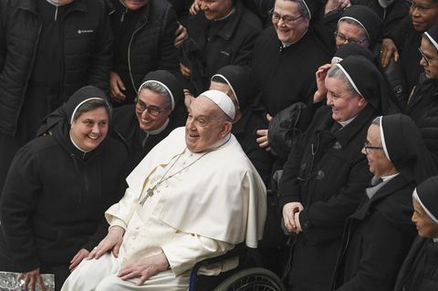 Papst Franziskus posiert mit einer Gruppe von Nonnen am Ende seiner wöchentlichen Generalaudienz