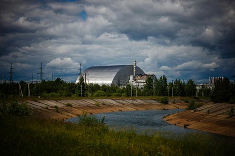 Metallhülle zum Schutz des zerstörten Reaktors in Tschernobyl