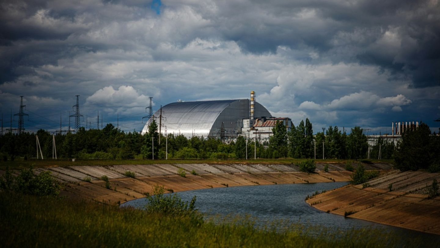 Metallhülle zum Schutz des zerstörten Reaktors in Tschernobyl