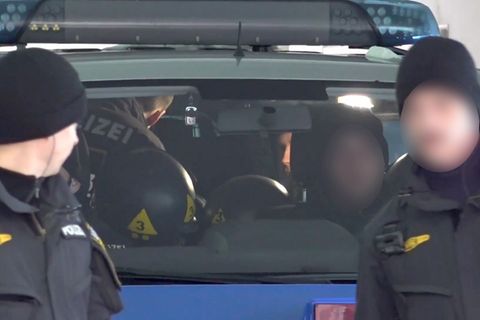 Ein Fahrzeug der Polizei verlässt das Polizeipräsidium München