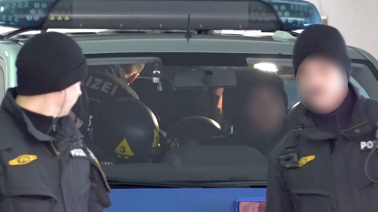 Ein Fahrzeug der Polizei verlässt das Polizeipräsidium München