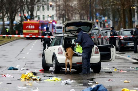 Das Auto des Täters nach dem Anschlag in München
