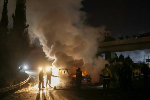 Feuerwehrleute an brennendem Unifil-Fahrzeug