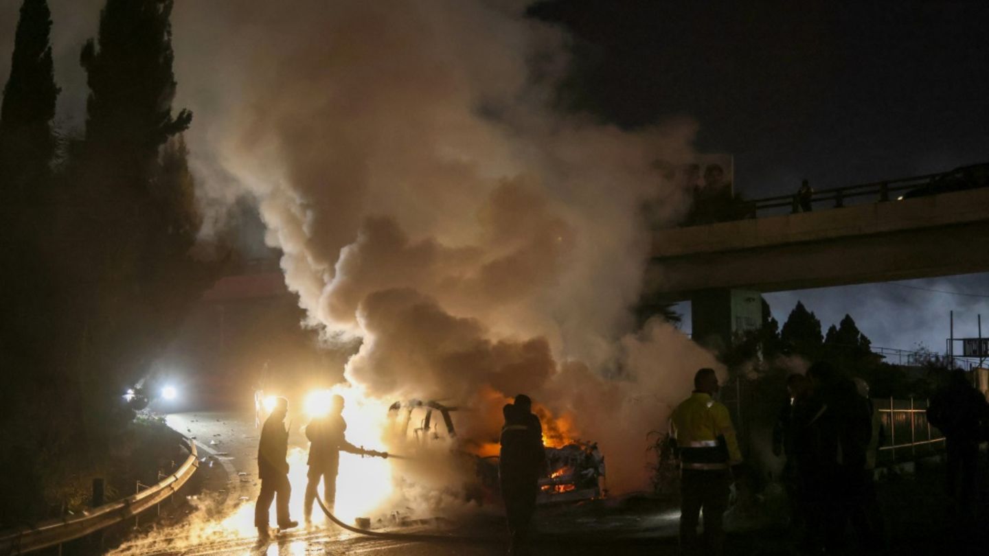 Feuerwehrleute an brennendem Unifil-Fahrzeug