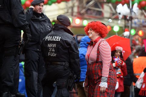 Eine Karnevalistin im Gespräch mit der Polizei