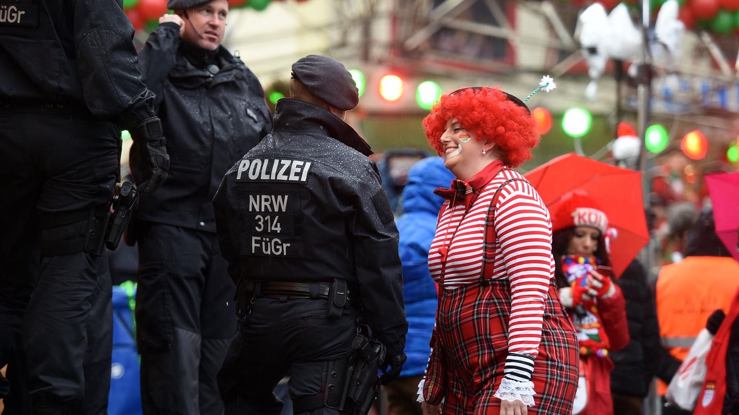 Eine Karnevalistin im Gespräch mit der Polizei