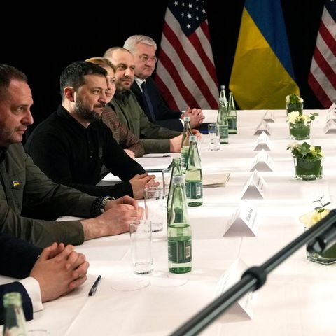 Ukraines Präsident Wolodymyr Selenskyj (2.v.l.) beim Treffen mit US-Vize-Präsident J.D. Vance