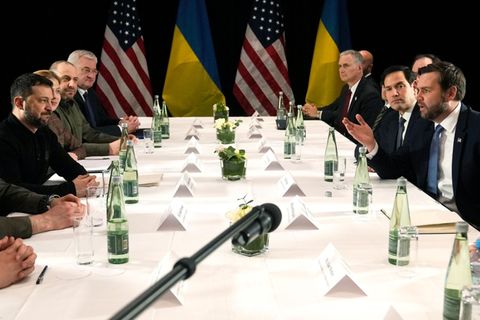 Ukraines Präsident Wolodymyr Selenskyj (2.v.l.) beim Treffen mit US-Vize-Präsident J.D. Vance