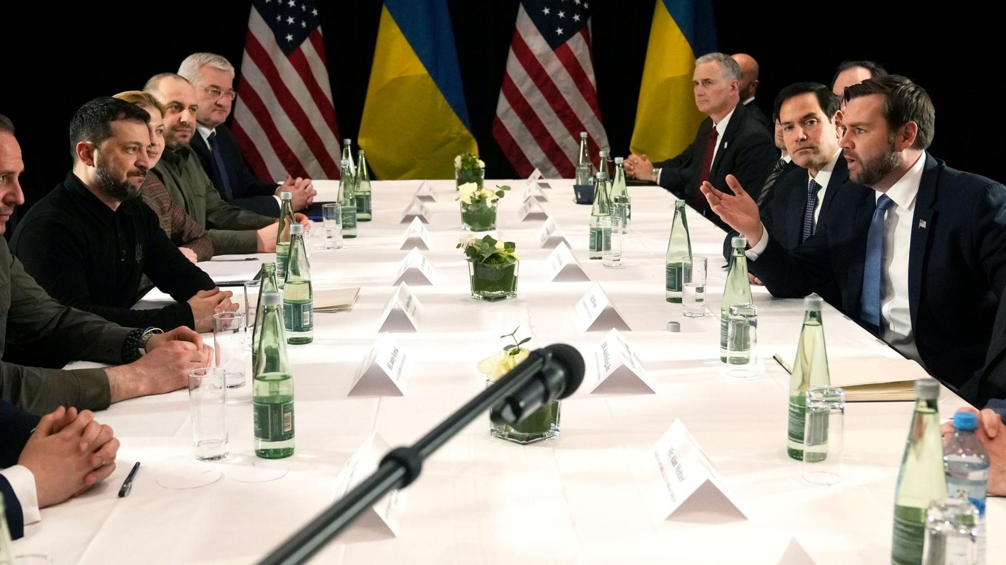 Ukraines Präsident Wolodymyr Selenskyj (2.v.l.) beim Treffen mit US-Vize-Präsident J.D. Vance