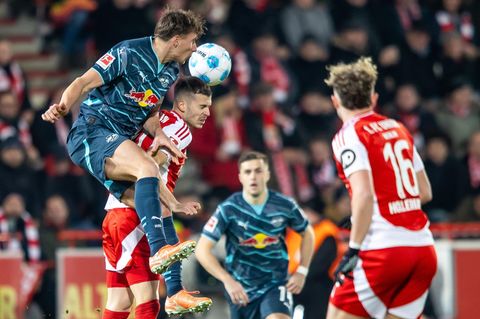 Beim Football aber auch beim Fußball werden die Köpfe der Spieler erschüttert