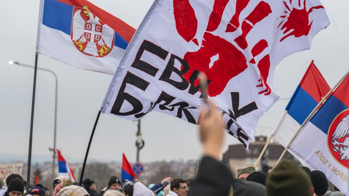 Tausende demonstrierten in der serbischen Stadt Kragujevac