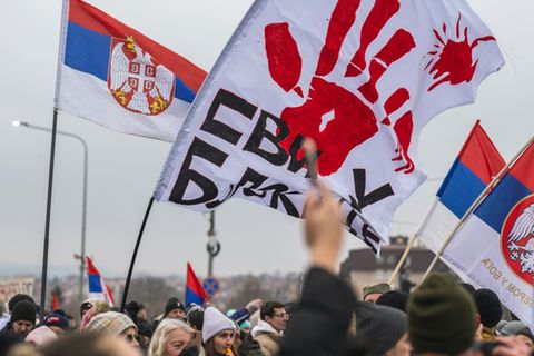 Tausende demonstrierten in der serbischen Stadt Kragujevac