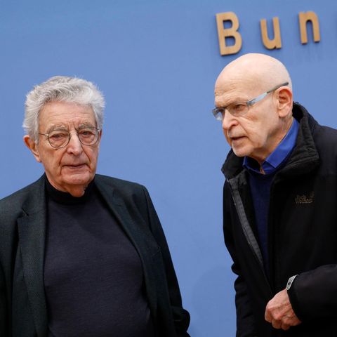 Gerhart Baum, ehemaliger FDP-Bundesinnenminister (l.) zusammen mit Günter Wallraff Anfang 2020 in der Bundespressekonferenz