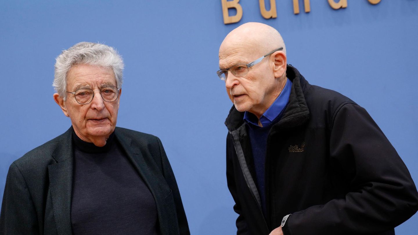 Gerhart Baum, ehemaliger FDP-Bundesinnenminister (l.) zusammen mit Günter Wallraff Anfang 2020 in der Bundespressekonferenz