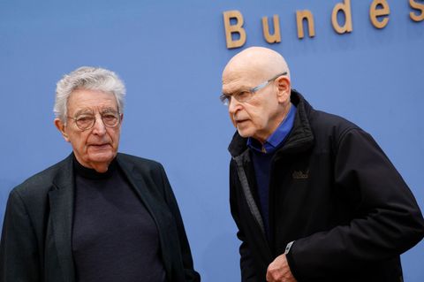 Gerhart Baum, ehemaliger FDP-Bundesinnenminister (l.) zusammen mit Günter Wallraff Anfang 2020 in der Bundespressekonferenz