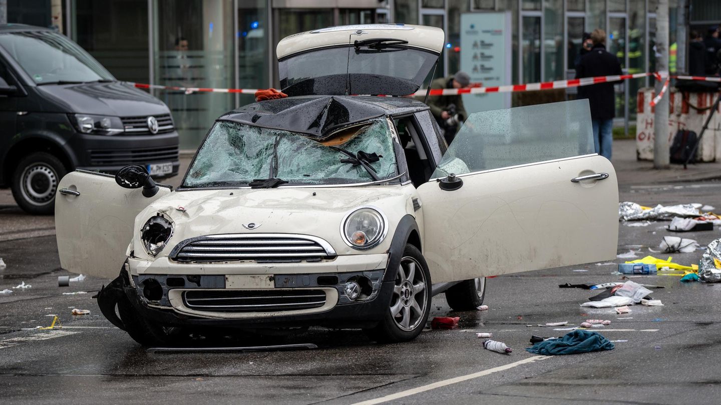 Der zerbeulte Mini Cooper von Farhad N., des mutmaßlichen Attentäters von München