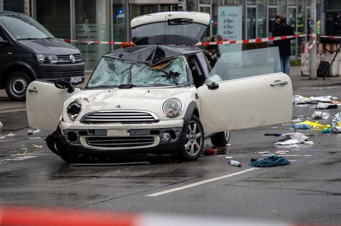 Der zerbeulte Mini Cooper von Farhad N., des mutmaßlichen Attentäters von München