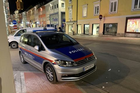 Polizisten am Tatort in Villach