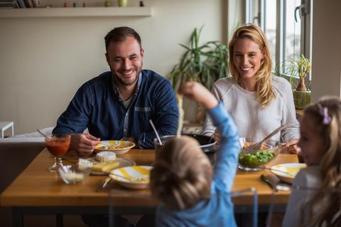 Ernährung: Eltern essen mit ihren Kindern