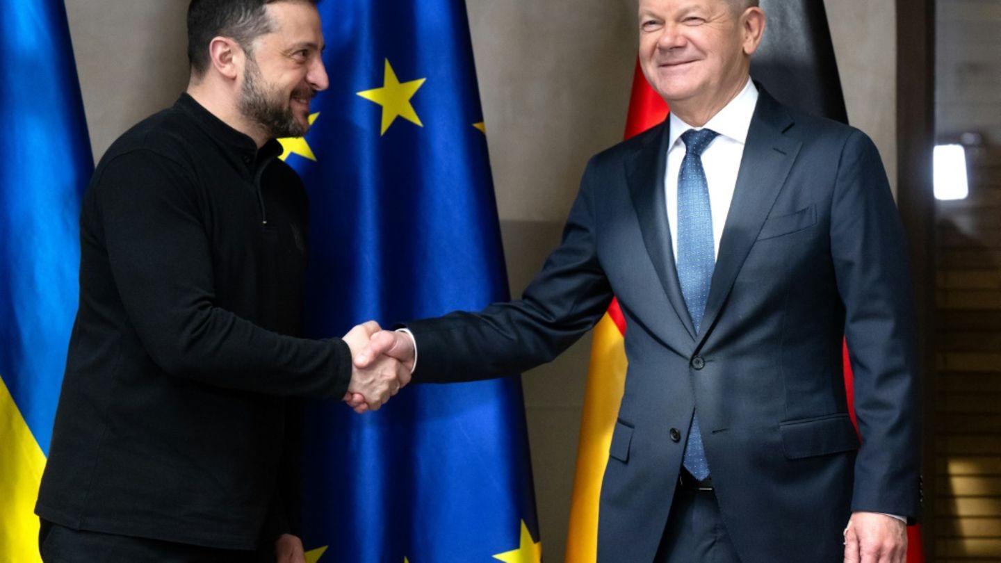 Bundeskanzler Scholz (links) und der ukrainische Präsident Selenskyj