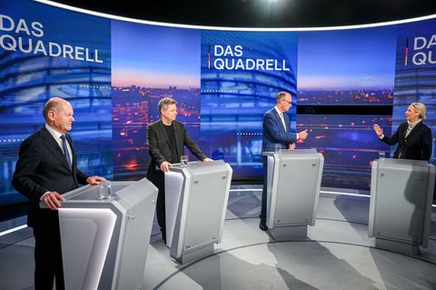 Scholz, Habeck, Merz und Weidel, drei Männer und eine Frau, stehen beim Quadrell hinter Rednerpulten im Fernsehstudio