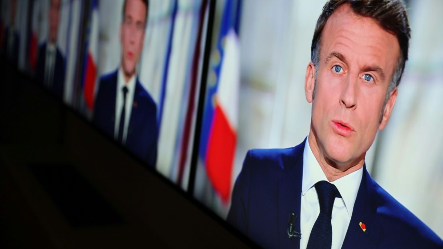 Frankreichs Präsident Macron auf Bildschirmen