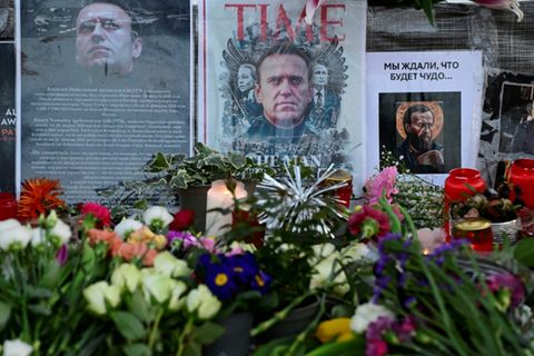 Gedenken an Nawalny vor der russischen Botschaft in Berlin