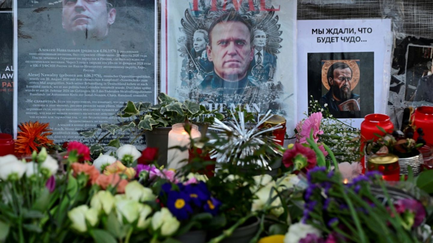 Gedenken an Nawalny vor der russischen Botschaft in Berlin