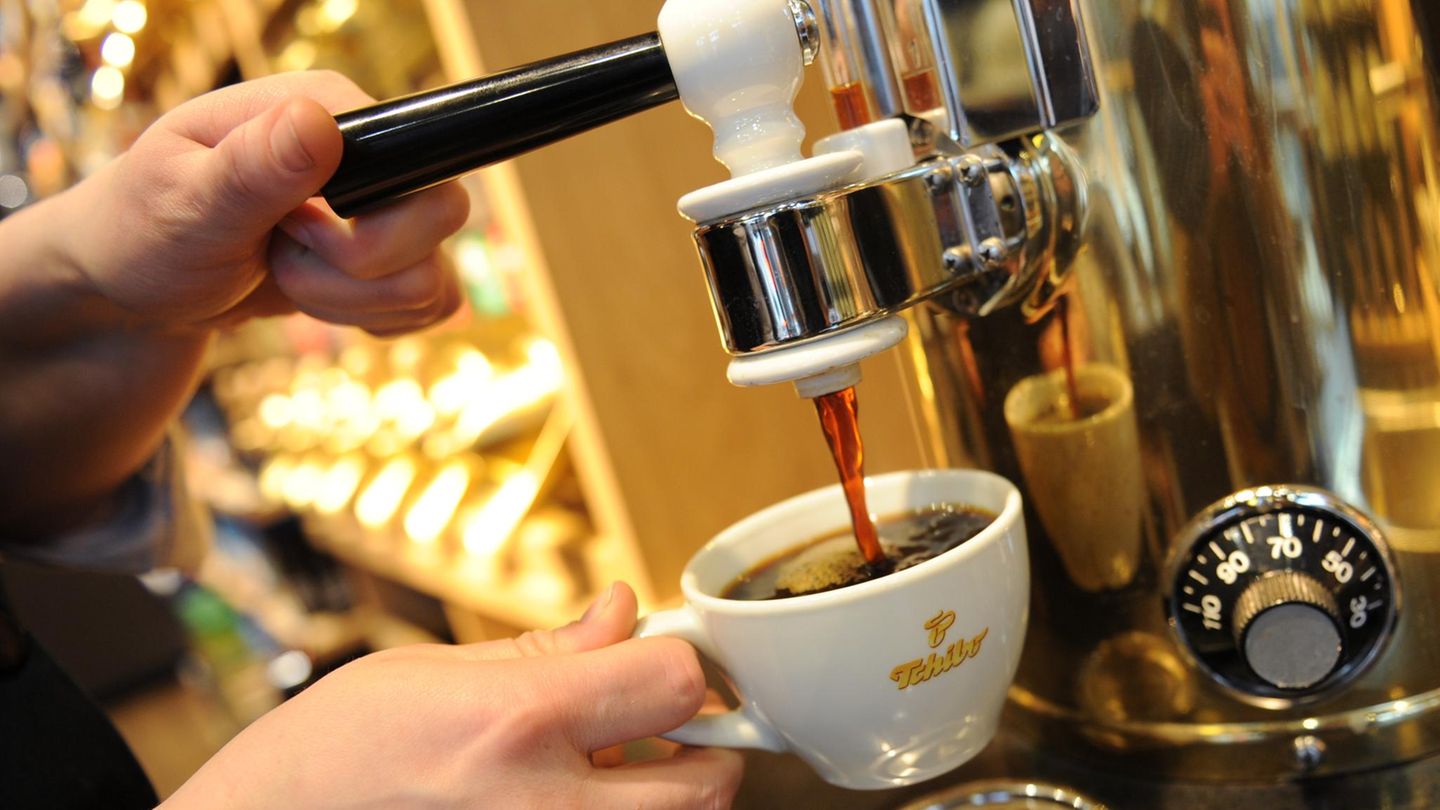 Preisschlacht: Tchibo ist der Kaffee zu billig: Prozess gegen Aldi geht in die nächste Runde