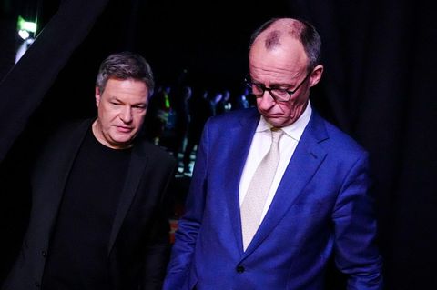 Robert Habeck (Grüne) und Friedrich Merz (CDU) kommen nach dem "Quadrell" aus dem TV-Studio.