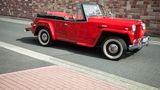 Im Gegensatz zum VW 181 war der Jeepster zwar ebenfalls ein offener Viersitzer, verfügte aber über einen Allradantrieb, der ihn zusammen mit der Bodenfreiheit sehr geländegängig machte. Neben dem 2,2 Liter großen Vierzylinder gab es stärkere Modelle mit einem 2,6 Liter großen Sechszylinder, der jedoch nicht einmal 80 PS hatte