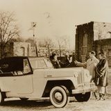 In den 1940er-Jahren hieß Jeep streng genommen noch Willys Overland und produzierte in erster Linie Fahrzeuge für die Armee und den Einsatz in Wald und Feld. Der erste Willys Jeepster, 1948 vorgestellt, erinnert von seiner Karosserieform an den in Europa ebenfalls für die Bundeswehr entwickelten VW 181, der in den USA die Bezeichnung "The Thing" trug