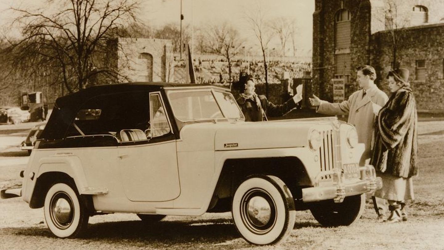 In den 1940er-Jahren hieß Jeep streng genommen noch Willys Overland und produzierte in erster Linie Fahrzeuge für die Armee und den Einsatz in Wald und Feld. Der erste Willys Jeepster, 1948 vorgestellt, erinnert von seiner Karosserieform an den in Europa ebenfalls für die Bundeswehr entwickelten VW 181, der in den USA die Bezeichnung "The Thing" trug