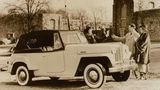In den 1940er-Jahren hieß Jeep streng genommen noch Willys Overland und produzierte in erster Linie Fahrzeuge für die Armee und den Einsatz in Wald und Feld. Der erste Willys Jeepster, 1948 vorgestellt, erinnert von seiner Karosserieform an den in Europa ebenfalls für die Bundeswehr entwickelten VW 181, der in den USA die Bezeichnung "The Thing" trug