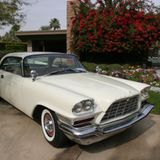 Nach dem eher zurückhaltenden Design der Anfangsjahre wurde es mit dem 300 D / 300 E ab 1957 deutlich imposanter und ausladender. Die Motorleistung des 6,8 Liter großen Achtzylinders – später in Hemi-Bauweise – stieg im Laufe der Jahre auf bis zu 400 PS. Neben der Coupé-Version gab es den 300er je nach Modelljahr auch als Cabriolet