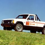 Jeep hat keine derart mächtige Pick-up-Historie wie Ford oder Chevrolet – möchte man meinen. Doch bereits seit den frühen 1940er--Jahren gab es aus Michigan eine Vielzahl von zumeist rustikalen Fahrzeugen mit offener Ladefläche. Eher unbekannt: der Jeep Comanche, der mit der Generation XJ Mitte der 1980er-Jahre erstmals vorgestellt wurde. Sein Erfolg war überschaubar
