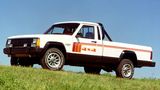 Jeep hat keine derart mächtige Pick-up-Historie wie Ford oder Chevrolet – möchte man meinen. Doch bereits seit den frühen 1940er--Jahren gab es aus Michigan eine Vielzahl von zumeist rustikalen Fahrzeugen mit offener Ladefläche. Eher unbekannt: der Jeep Comanche, der mit der Generation XJ Mitte der 1980er-Jahre erstmals vorgestellt wurde. Sein Erfolg war überschaubar