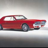 Mercury war bis vor knapp 20 Jahren die Edelmarke im Hause der Ford Motor Company. Nicht ganz so nobel wie Lincoln sollte sich Mercury mit Modellen wie dem Cougar oder später einem Grand Marquis insbesondere gegen die deutlich teureren Modelle der US-Wettbewerber und auch der ersten Marken aus Europa positionieren. Das gelang nur eingeschränkt