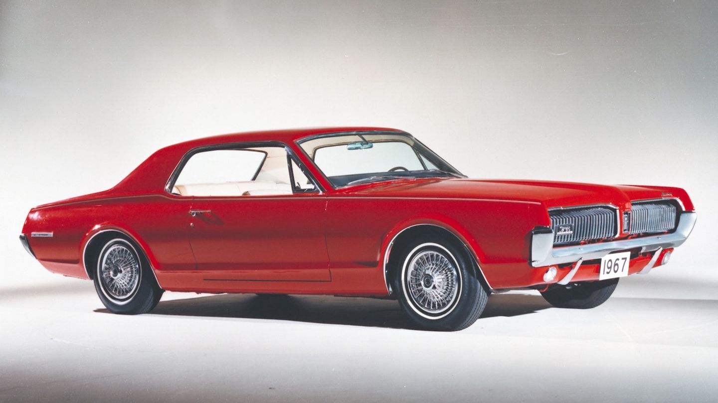 Auto-Ikonen: Mercury war bis vor knapp 20 Jahren die Edelmarke im Hause der Ford Motor Company. Nicht ganz so nobel wie Lincoln sollte sich Mercury mit Modellen wie dem Cougar oder später einem Grand Marquis insbesondere gegen die deutlich teureren Modelle der US-Wettbewerber und auch der ersten Marken aus Europa positionieren. Das gelang nur eingeschränkt Mercury war bis vor knapp 20 Jahren die Edelmarke im Hause der Ford Motor Company. Nicht ganz so nobel wie Lincoln sollte sich Mercury mit Modellen wie dem Cougar oder später einem Grand Marquis insbesondere gegen die deutlich teureren Modelle der US-Wettbewerber und auch der ersten Marken aus Europa positionieren. Das gelang nur eingeschränkt