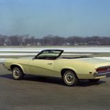 In seinen ersten Generationen war der Mercury Cougar ein sportliches Luxuscoupé mit mächtigem Achtzylinder und bis zu sieben Litern Hubraum. Anfang der 1980er positionierte Ford den Cougar als Limousine und Kombi in die wenig ertragreiche Mittelklasse. Mittlerweile hat sich Ford von der Submarke Mercury verabschiedet. Mit dem Grand Marquis, dem exklusiven Bruder des Ford Crown Victoria, wurde das letzte Modell 2011 eingestellt