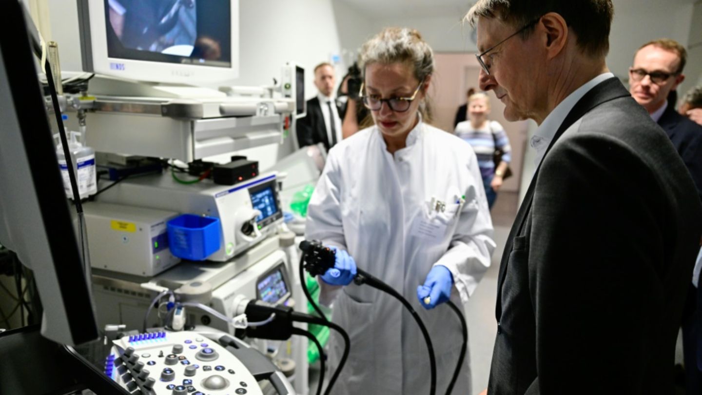 Gesundheitsminister Lauterbach bei Klinikbesuch