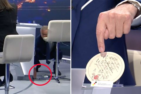 Während des Quadrells lag der historische Bierdeckel aus dem Haus der Geschichte der Bundesrepublik Deutschland, der nicht einmal angefasst werden sollte, plötzlich auf dem Boden.     