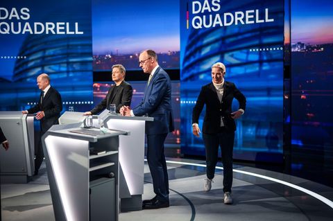 Olaf Scholz, Robert Habeck, Friedrich Merz und Alice Weidel im Quadrell-TV-Studio