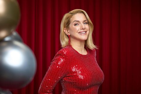 Jeanette Biedermann lächelt. Sie nimmt bei "Let's Dance" teil