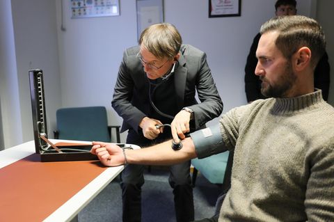 Karl Lauterbach misst Blutdruck bei einem Patienten