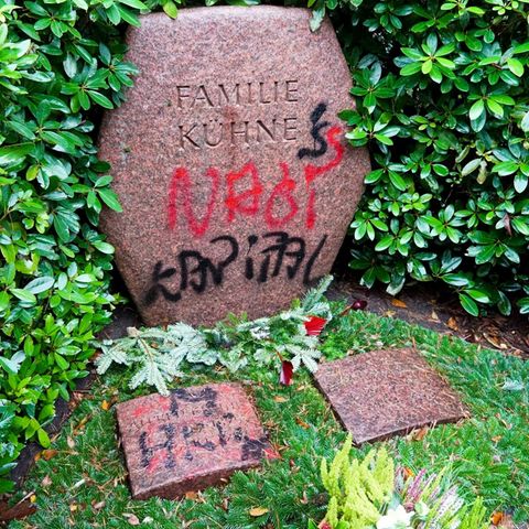 Protest-Graffiti auf dem Grabstein der Eltern des Milliardärs Klaus-Michael Kühne auf dem Ohlsdorfer Friedhof in Hamburg. Laut Presseberichten soll der Vater des Logistik-Tycoons, Alfred Kühne, vom Holocaust profitiert haben, 2023