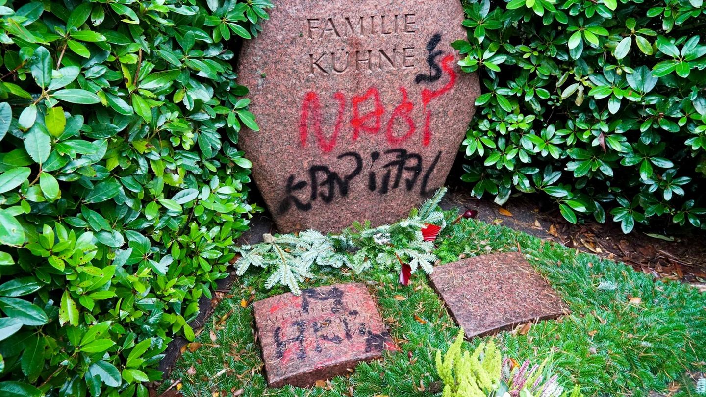 Kühne-Oper in Hamburg: Protest-Graffiti auf dem Grabstein der Eltern des Milliardärs Klaus-Michael Kühne auf dem Ohlsdorfer Friedhof in Hamburg. Laut Presseberichten soll der Vater des Logistik-Tycoons, Alfred Kühne, vom Holocaust profitiert haben, 2023 Protest-Graffiti auf dem Grabstein der Eltern des Milliardärs Klaus-Michael Kühne auf dem Ohlsdorfer Friedhof in Hamburg. Laut Presseberichten soll der Vater des Logistik-Tycoons, Alfred Kühne, vom Holocaust profitiert haben, 2023