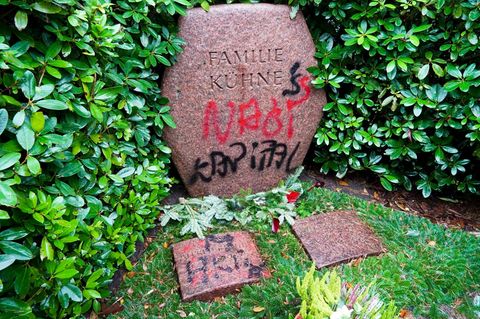 Protest-Graffiti auf dem Grabstein der Eltern des Milliardärs Klaus-Michael Kühne auf dem Ohlsdorfer Friedhof in Hamburg. Laut Presseberichten soll der Vater des Logistik-Tycoons, Alfred Kühne, vom Holocaust profitiert haben, 2023