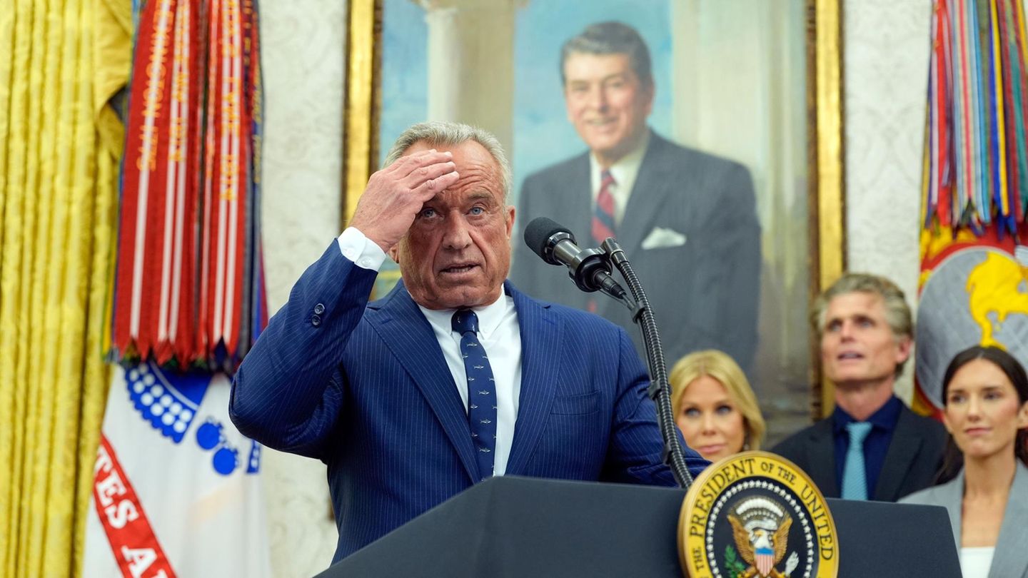 Robert F. Kennedy Jr. bei der Vereidigung Robert F. Kennedy Jr. steht bei der Vereidigung im Oval Office am Rednerpult